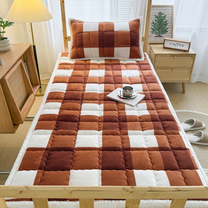 91家纺网 家纺一手货源 找家纺 迪梦思家纺 2025新款A类牛奶绒无印风格子床褥床护垫学生床垫--学生床图 平铺款-咖雅格