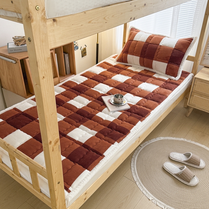 91家纺网 家纺一手货源 找家纺 迪梦思家纺 2025新款A类牛奶绒无印风格子床褥床护垫学生床垫--学生床图 平铺款-咖雅格