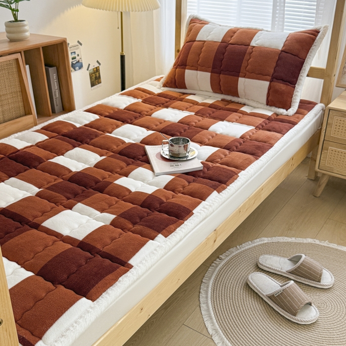 91家纺网 家纺一手货源 找家纺 迪梦思家纺 2025新款A类牛奶绒无印风格子床褥床护垫学生床垫--学生床图 平铺款-咖雅格