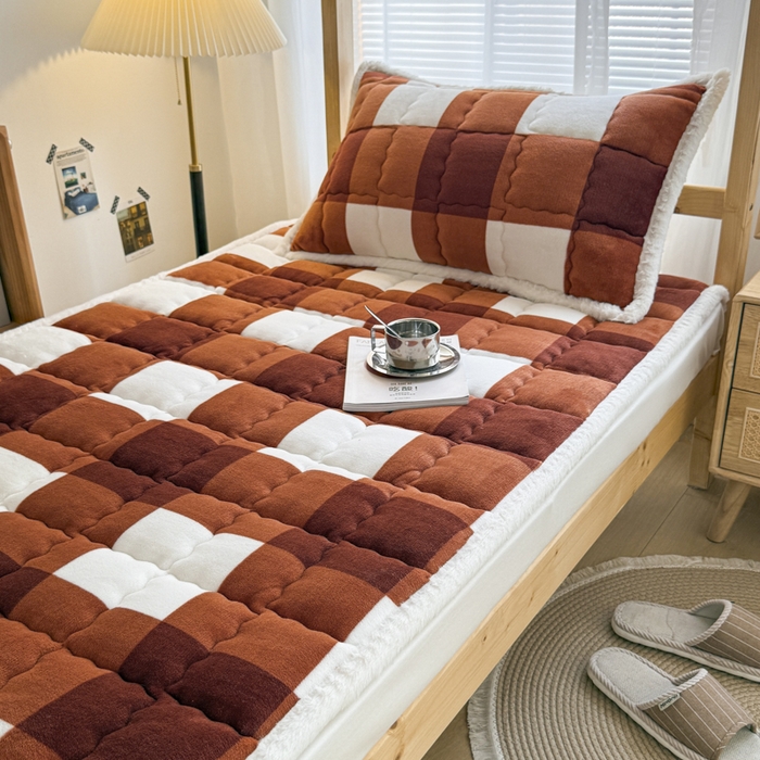 91家纺网 家纺一手货源 找家纺 迪梦思家纺 2025新款A类牛奶绒无印风格子床褥床护垫学生床垫--学生床图 平铺款-咖雅格