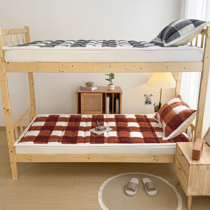 91家纺网 家纺一手货源 找家纺 迪梦思家纺 2025新款A类牛奶绒无印风格子床褥床护垫学生床垫--学生床图 平铺款-咖雅格