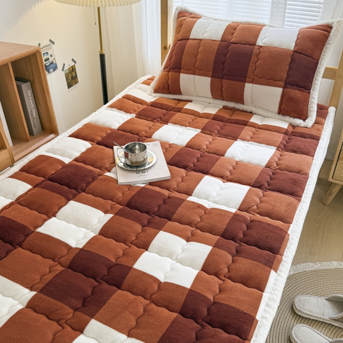 91家纺网 家纺一手货源 找家纺 迪梦思家纺 2025新款A类牛奶绒无印风格子床褥床护垫学生床垫--学生床图 平铺款-咖雅格