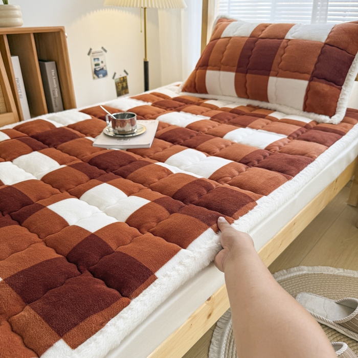 91家纺网 家纺一手货源 找家纺 迪梦思家纺 2025新款A类牛奶绒无印风格子床褥床护垫学生床垫--学生床图 平铺款-咖雅格