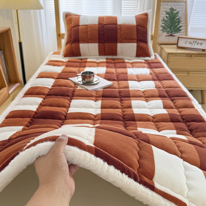 91家纺网 家纺一手货源 找家纺 迪梦思家纺 2025新款A类牛奶绒无印风格子床褥床护垫学生床垫--学生床图 平铺款-咖雅格