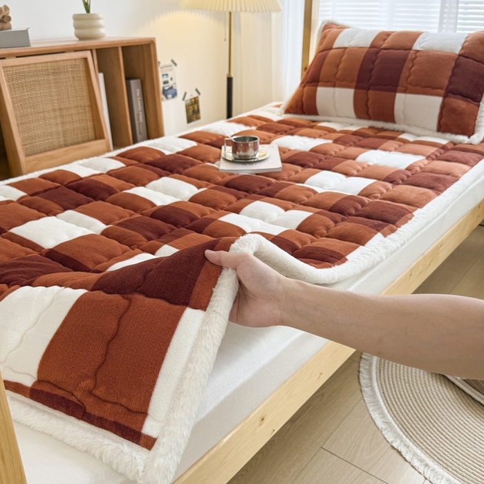 91家纺网 家纺一手货源 找家纺 迪梦思家纺 2025新款A类牛奶绒无印风格子床褥床护垫学生床垫--学生床图 平铺款-咖雅格