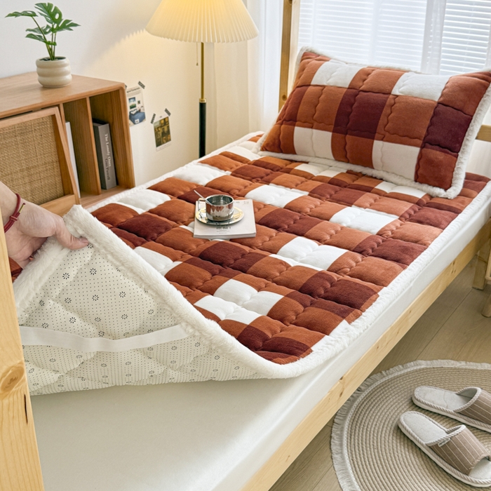 91家纺网 家纺一手货源 找家纺 迪梦思家纺 2025新款A类牛奶绒无印风格子床褥床护垫学生床垫--学生床图 平铺款-咖雅格