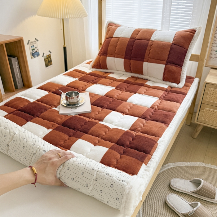 91家纺网 家纺一手货源 找家纺 迪梦思家纺 2025新款A类牛奶绒无印风格子床褥床护垫学生床垫--学生床图 平铺款-咖雅格