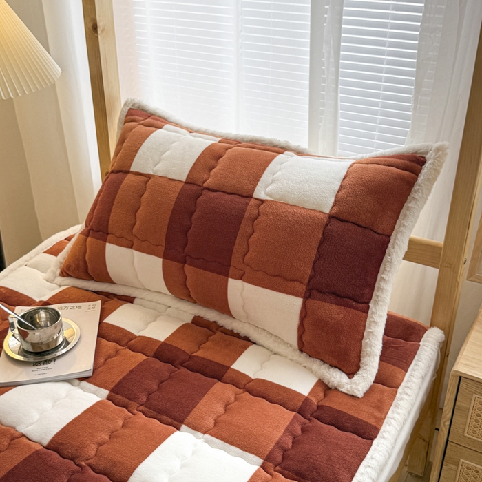 91家纺网 家纺一手货源 找家纺 迪梦思家纺 2025新款A类牛奶绒无印风格子床褥床护垫学生床垫--学生床图 平铺款-咖雅格