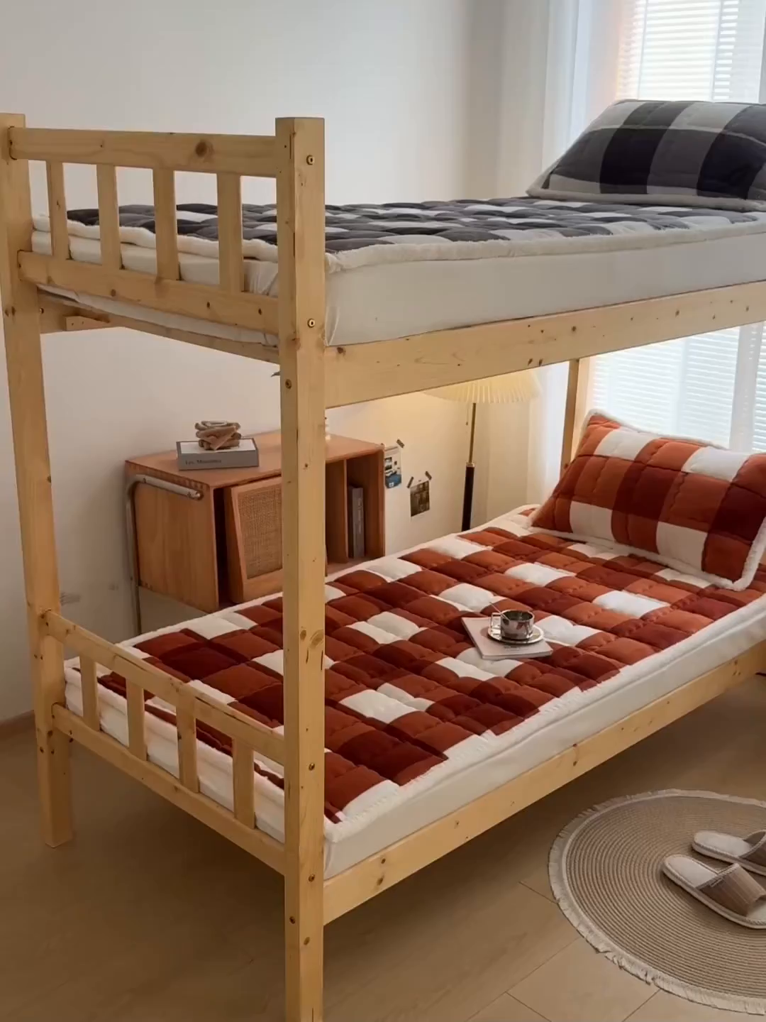 91家纺网 家纺一手货源 找家纺 迪梦思家纺 2025新款A类牛奶绒无印风格子床褥床护垫学生床垫--学生床图 平铺款-咖雅格