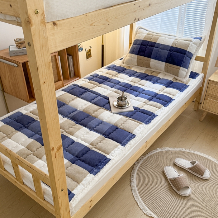 91家纺网 家纺一手货源 找家纺 迪梦思家纺 2025新款A类牛奶绒无印风格子床褥床护垫学生床垫--学生床图 平铺款-蓝简格