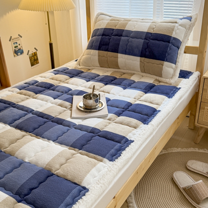 91家纺网 家纺一手货源 找家纺 迪梦思家纺 2025新款A类牛奶绒无印风格子床褥床护垫学生床垫--学生床图 平铺款-蓝简格