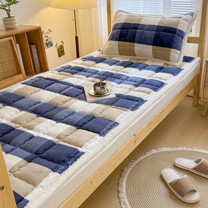 91家纺网 家纺一手货源 找家纺 迪梦思家纺 2025新款A类牛奶绒无印风格子床褥床护垫学生床垫--学生床图 平铺款-蓝简格