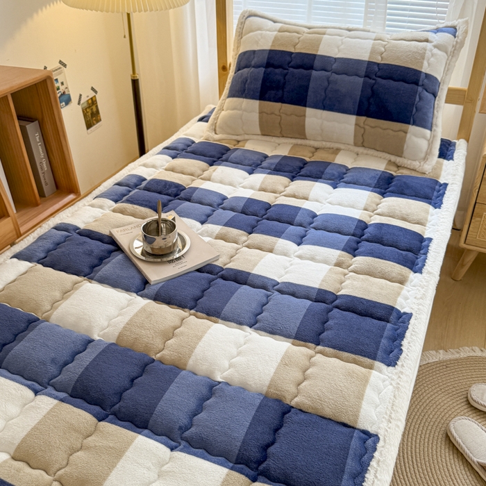 91家纺网 家纺一手货源 找家纺 迪梦思家纺 2025新款A类牛奶绒无印风格子床褥床护垫学生床垫--学生床图 平铺款-蓝简格