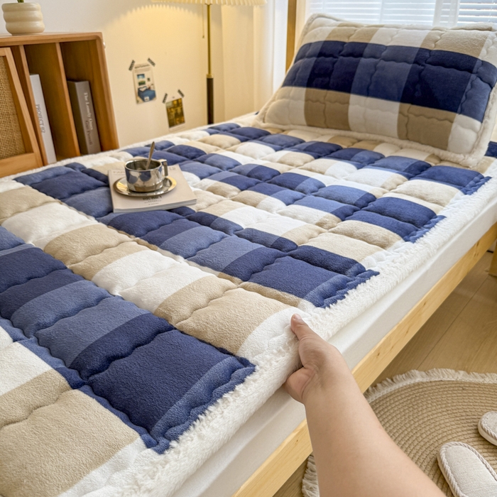 91家纺网 家纺一手货源 找家纺 迪梦思家纺 2025新款A类牛奶绒无印风格子床褥床护垫学生床垫--学生床图 平铺款-蓝简格