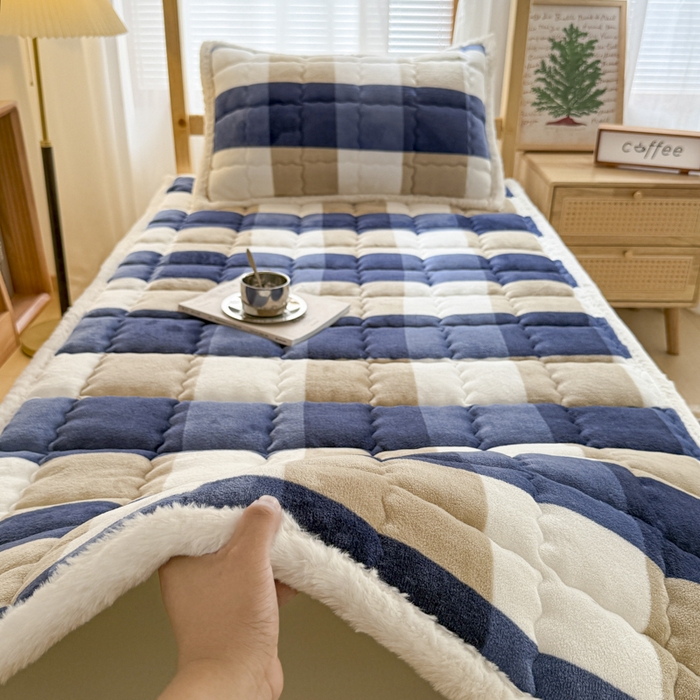 91家纺网 家纺一手货源 找家纺 迪梦思家纺 2025新款A类牛奶绒无印风格子床褥床护垫学生床垫--学生床图 平铺款-蓝简格