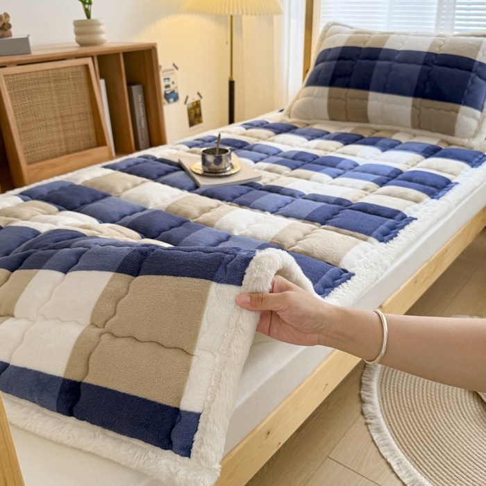 91家纺网 家纺一手货源 找家纺 迪梦思家纺 2025新款A类牛奶绒无印风格子床褥床护垫学生床垫--学生床图 平铺款-蓝简格