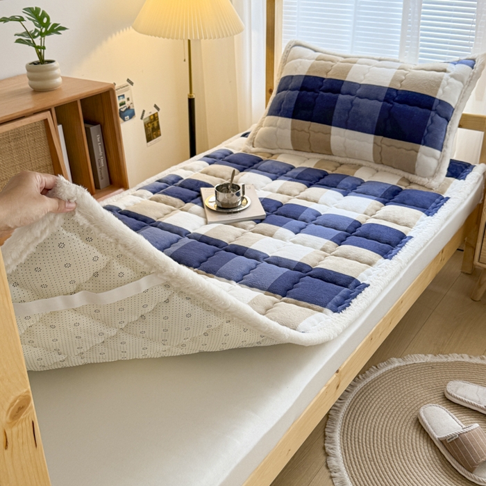 91家纺网 家纺一手货源 找家纺 迪梦思家纺 2025新款A类牛奶绒无印风格子床褥床护垫学生床垫--学生床图 平铺款-蓝简格