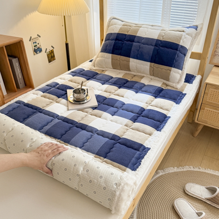 91家纺网 家纺一手货源 找家纺 迪梦思家纺 2025新款A类牛奶绒无印风格子床褥床护垫学生床垫--学生床图 平铺款-蓝简格