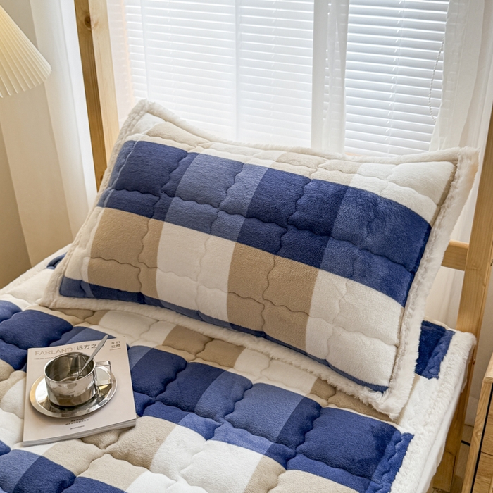 91家纺网 家纺一手货源 找家纺 迪梦思家纺 2025新款A类牛奶绒无印风格子床褥床护垫学生床垫--学生床图 平铺款-蓝简格