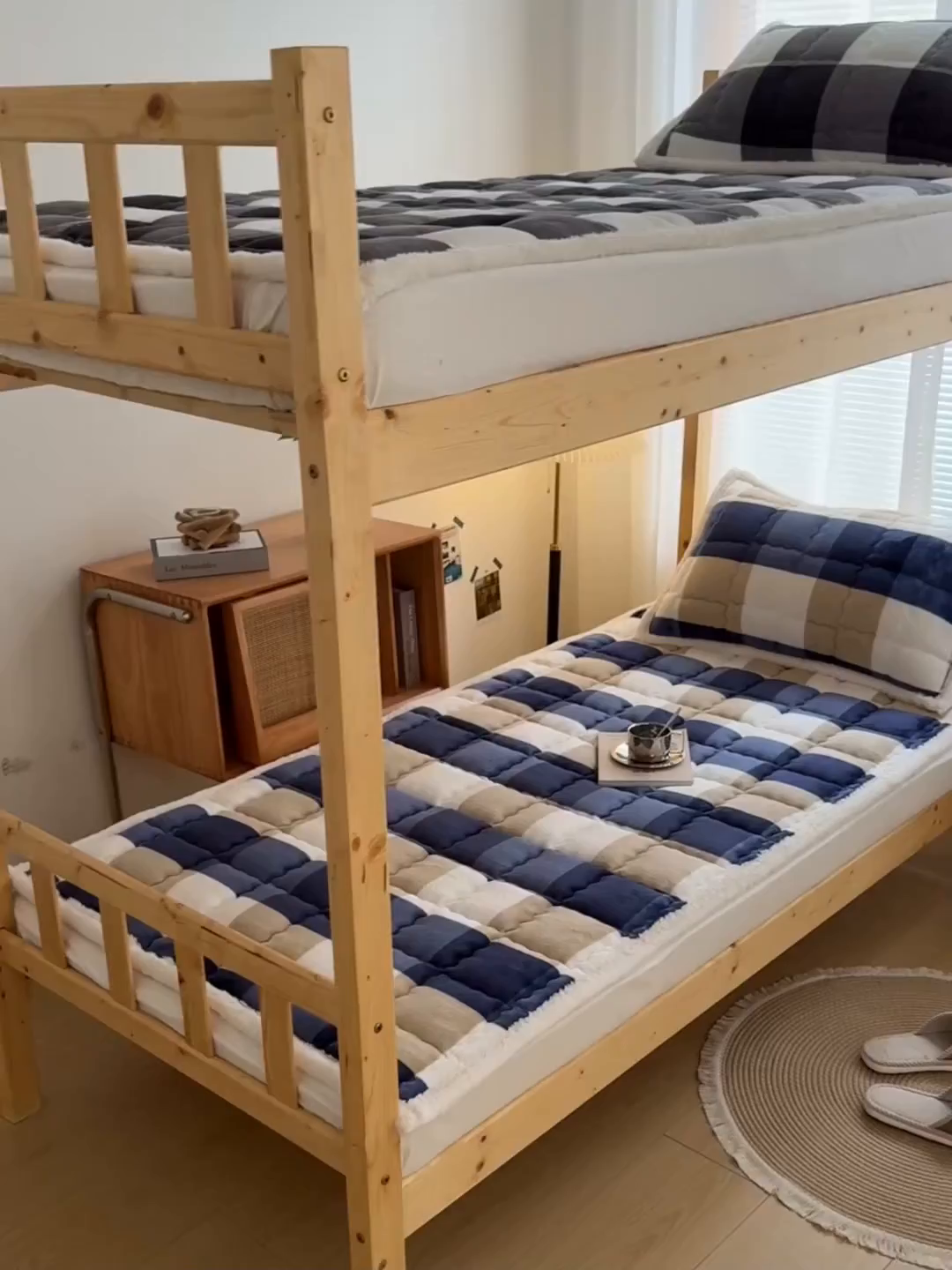 91家纺网 家纺一手货源 找家纺 迪梦思家纺 2025新款A类牛奶绒无印风格子床褥床护垫学生床垫--学生床图 平铺款-蓝简格