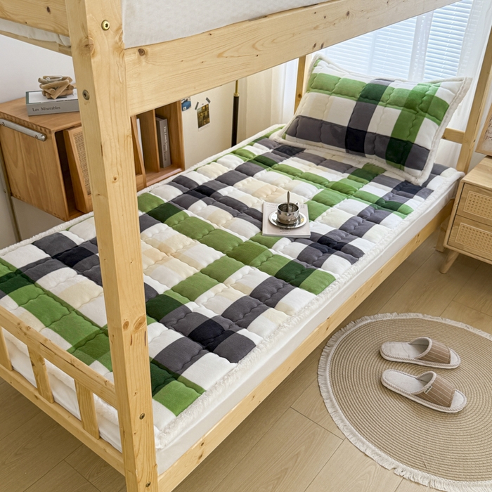 91家纺网 家纺一手货源 找家纺 迪梦思家纺 2025新款A类牛奶绒无印风格子床褥床护垫学生床垫--学生床图 平铺款-森系格