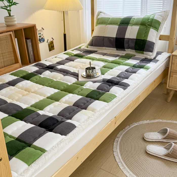 91家纺网 家纺一手货源 找家纺 迪梦思家纺 2025新款A类牛奶绒无印风格子床褥床护垫学生床垫--学生床图 平铺款-森系格