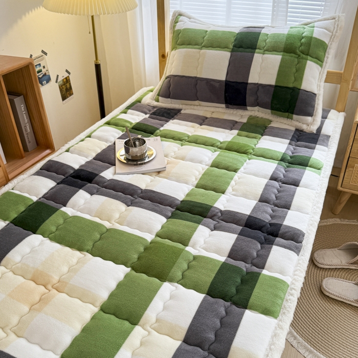 91家纺网 家纺一手货源 找家纺 迪梦思家纺 2025新款A类牛奶绒无印风格子床褥床护垫学生床垫--学生床图 平铺款-森系格