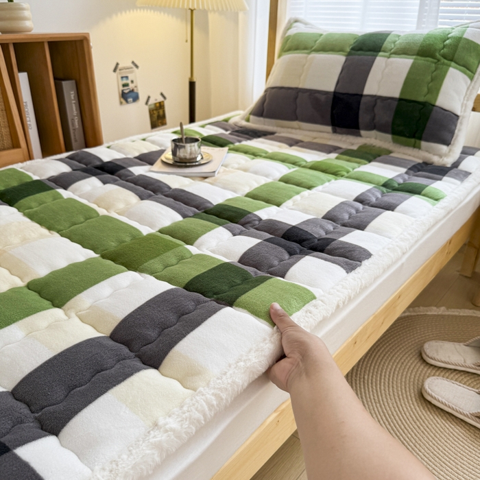 91家纺网 家纺一手货源 找家纺 迪梦思家纺 2025新款A类牛奶绒无印风格子床褥床护垫学生床垫--学生床图 平铺款-森系格