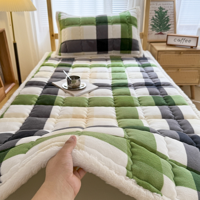 91家纺网 家纺一手货源 找家纺 迪梦思家纺 2025新款A类牛奶绒无印风格子床褥床护垫学生床垫--学生床图 平铺款-森系格