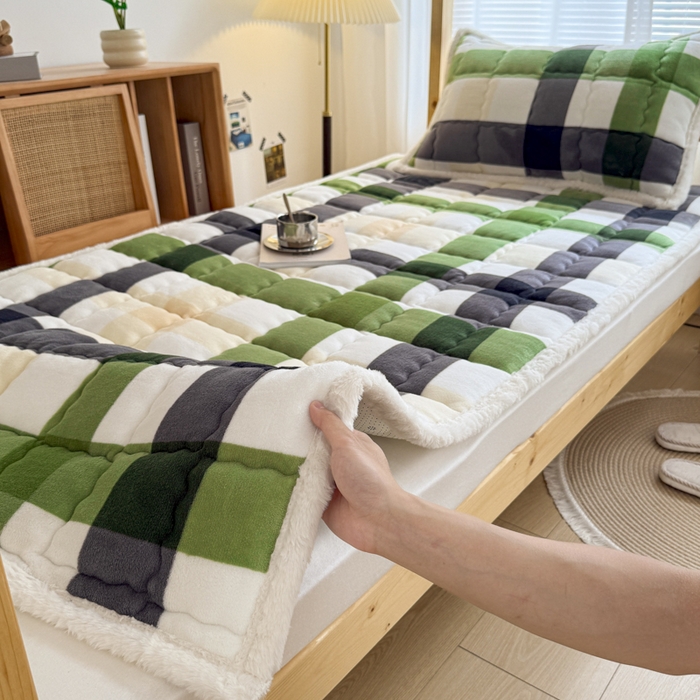 91家纺网 家纺一手货源 找家纺 迪梦思家纺 2025新款A类牛奶绒无印风格子床褥床护垫学生床垫--学生床图 平铺款-森系格