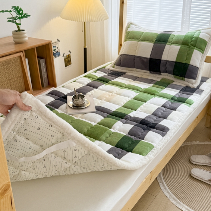 91家纺网 家纺一手货源 找家纺 迪梦思家纺 2025新款A类牛奶绒无印风格子床褥床护垫学生床垫--学生床图 平铺款-森系格