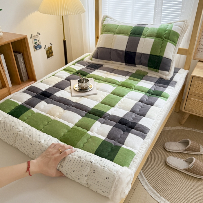 91家纺网 家纺一手货源 找家纺 迪梦思家纺 2025新款A类牛奶绒无印风格子床褥床护垫学生床垫--学生床图 平铺款-森系格