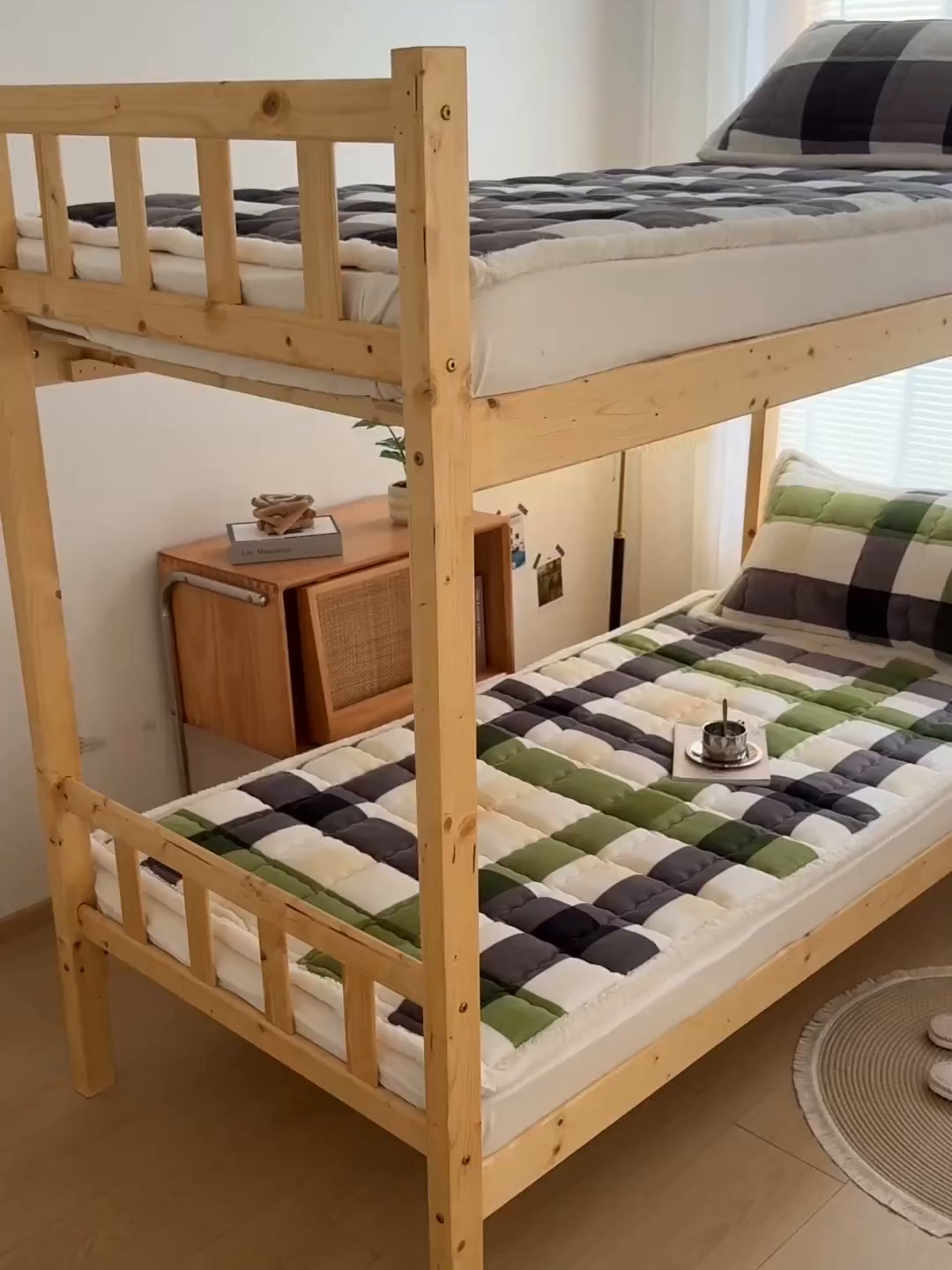 91家纺网 家纺一手货源 找家纺 迪梦思家纺 2025新款A类牛奶绒无印风格子床褥床护垫学生床垫--学生床图 平铺款-森系格