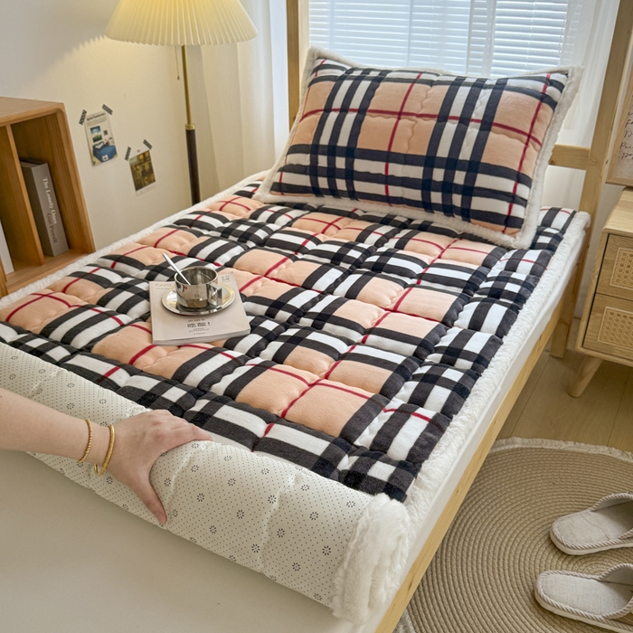 91家纺网 家纺一手货源 找家纺 迪梦思家纺 2025新款A类牛奶绒无印风格子床褥床护垫学生床垫--学生床图 平铺款-英伦格