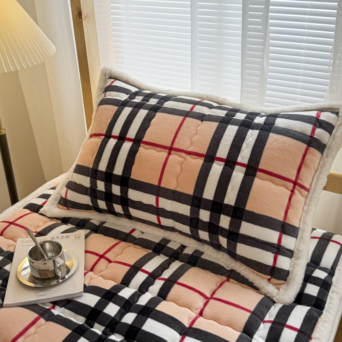 91家纺网 家纺一手货源 找家纺 迪梦思家纺 2025新款A类牛奶绒无印风格子床褥床护垫学生床垫--学生床图 平铺款-英伦格