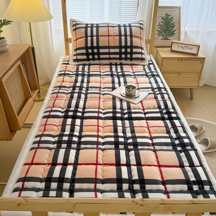 91家纺网 家纺一手货源 找家纺 迪梦思家纺 2025新款A类牛奶绒无印风格子床褥床护垫学生床垫--学生床图 平铺款-英伦格