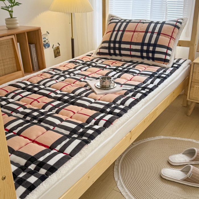 91家纺网 家纺一手货源 找家纺 迪梦思家纺 2025新款A类牛奶绒无印风格子床褥床护垫学生床垫--学生床图 平铺款-英伦格