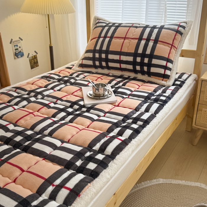 91家纺网 家纺一手货源 找家纺 迪梦思家纺 2025新款A类牛奶绒无印风格子床褥床护垫学生床垫--学生床图 平铺款-英伦格