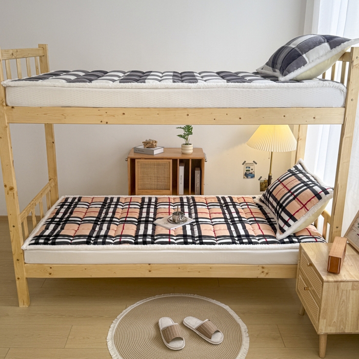 91家纺网 家纺一手货源 找家纺 迪梦思家纺 2025新款A类牛奶绒无印风格子床褥床护垫学生床垫--学生床图 平铺款-英伦格