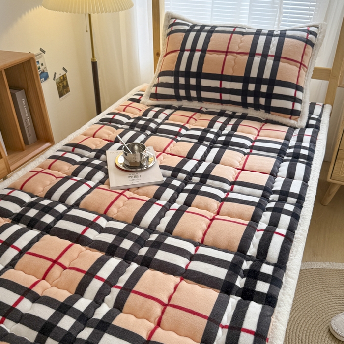 91家纺网 家纺一手货源 找家纺 迪梦思家纺 2025新款A类牛奶绒无印风格子床褥床护垫学生床垫--学生床图 平铺款-英伦格