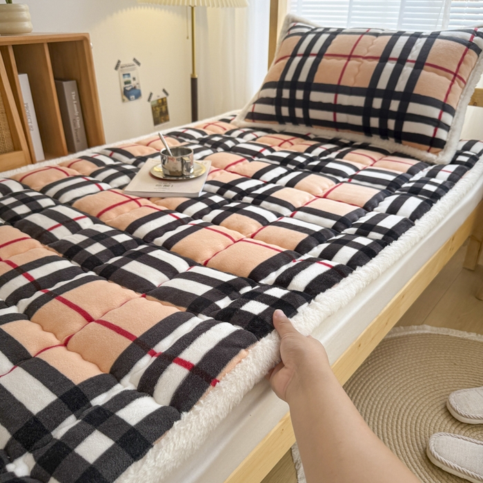 91家纺网 家纺一手货源 找家纺 迪梦思家纺 2025新款A类牛奶绒无印风格子床褥床护垫学生床垫--学生床图 平铺款-英伦格