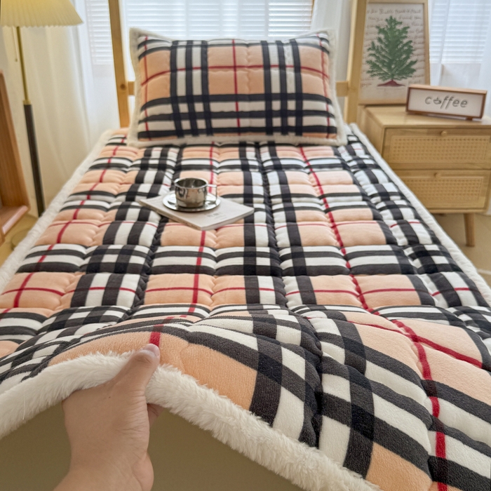 91家纺网 家纺一手货源 找家纺 迪梦思家纺 2025新款A类牛奶绒无印风格子床褥床护垫学生床垫--学生床图 平铺款-英伦格