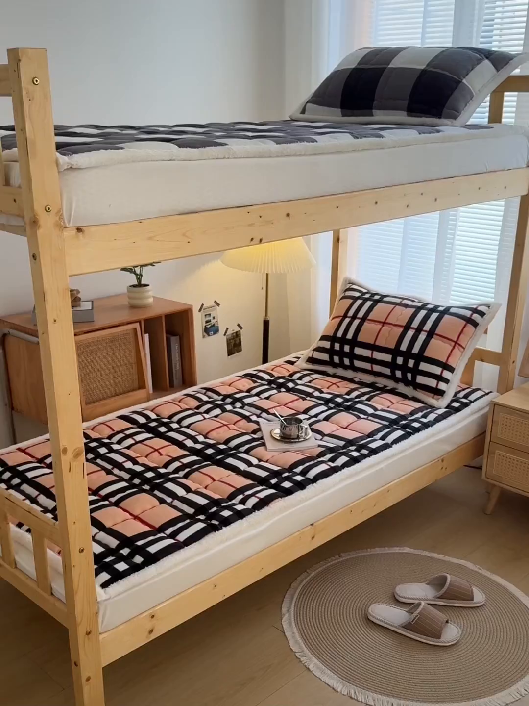 91家纺网 家纺一手货源 找家纺 迪梦思家纺 2025新款A类牛奶绒无印风格子床褥床护垫学生床垫--学生床图 平铺款-英伦格