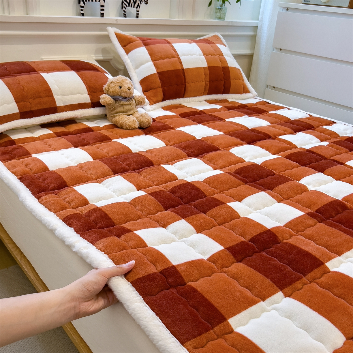 91家纺网 家纺一手货源 找家纺 （总）迪梦思家纺 2025新款A类牛奶绒无印风格子床褥床护垫学生床垫--大床图