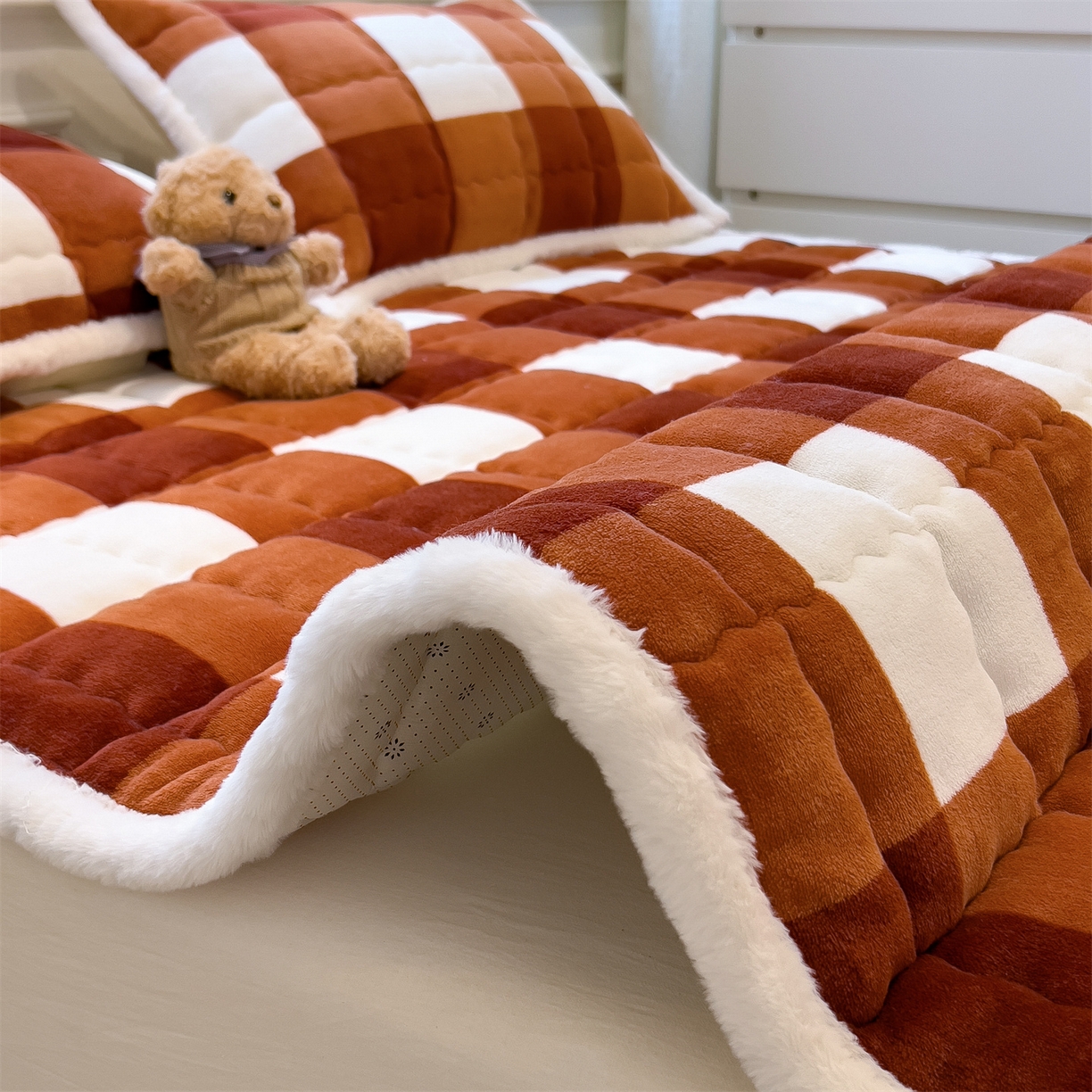 91家纺网 家纺一手货源 找家纺 （总）迪梦思家纺 2025新款A类牛奶绒无印风格子床褥床护垫学生床垫--大床图