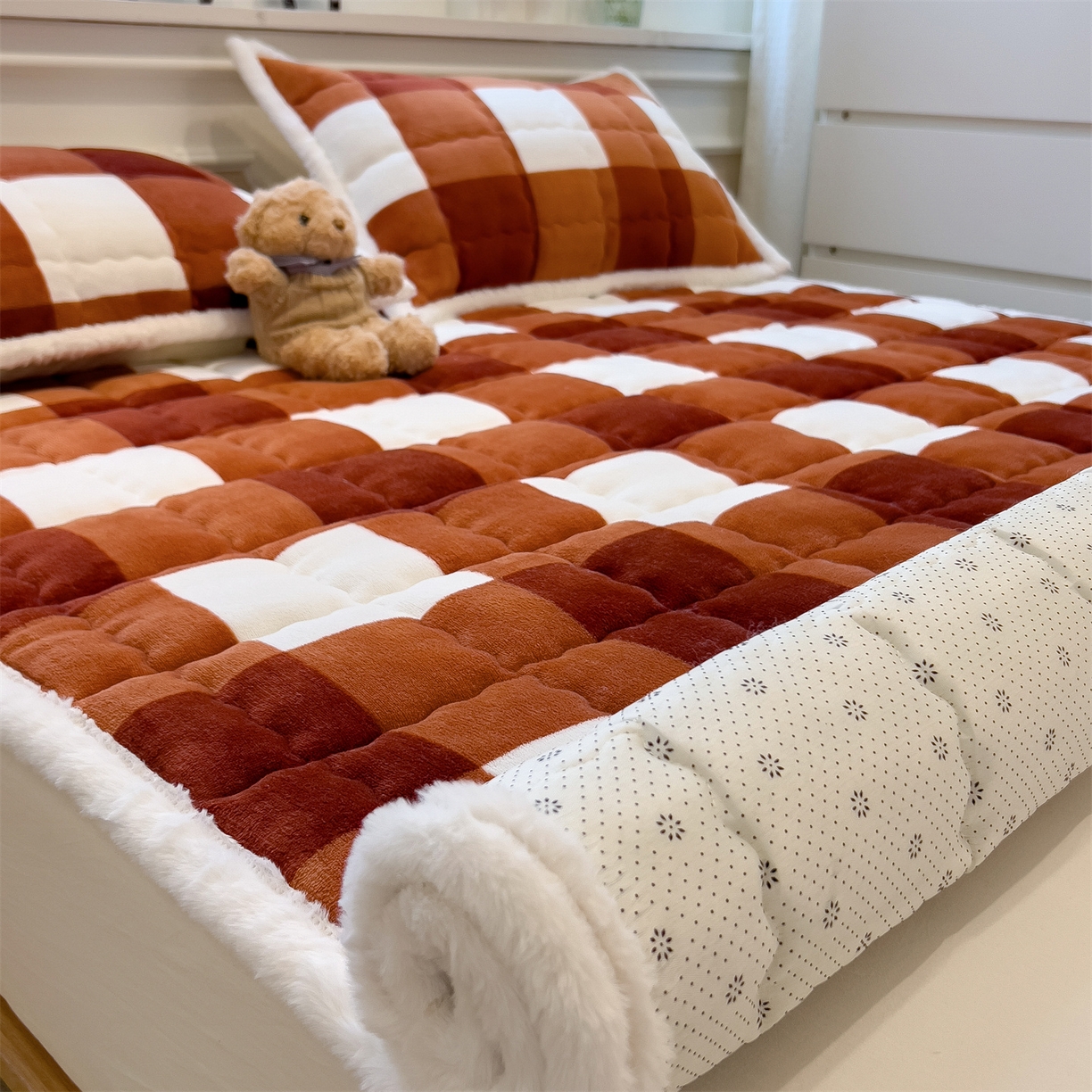 91家纺网 家纺一手货源 找家纺 （总）迪梦思家纺 2025新款A类牛奶绒无印风格子床褥床护垫学生床垫--大床图