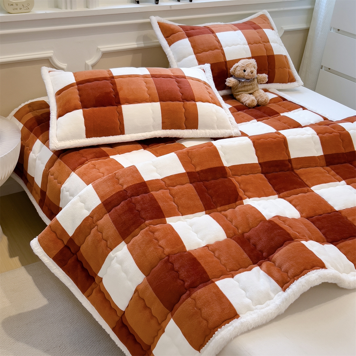 91家纺网 家纺一手货源 找家纺 （总）迪梦思家纺 2025新款A类牛奶绒无印风格子床褥床护垫学生床垫--大床图