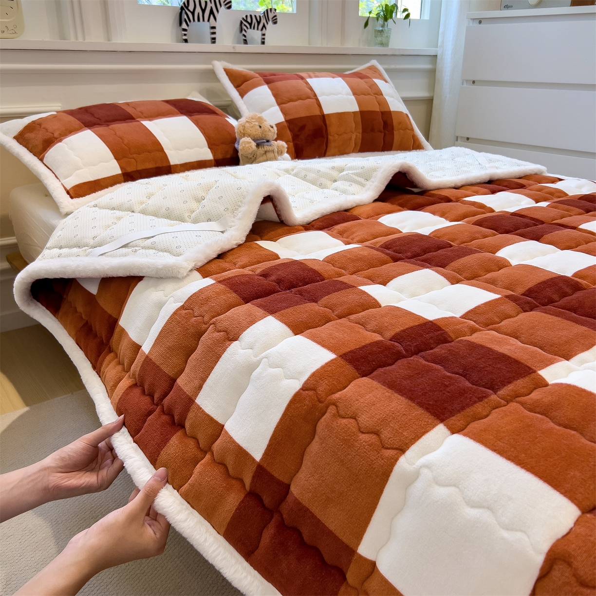 91家纺网 家纺一手货源 找家纺 （总）迪梦思家纺 2025新款A类牛奶绒无印风格子床褥床护垫学生床垫--大床图