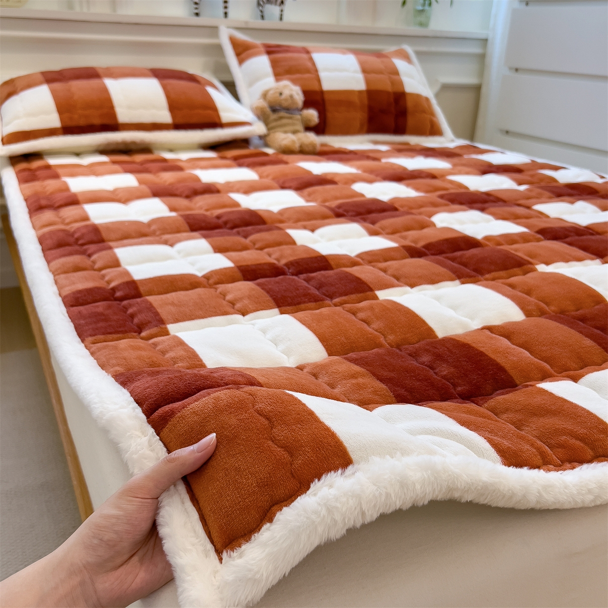 91家纺网 家纺一手货源 找家纺 （总）迪梦思家纺 2025新款A类牛奶绒无印风格子床褥床护垫学生床垫--大床图