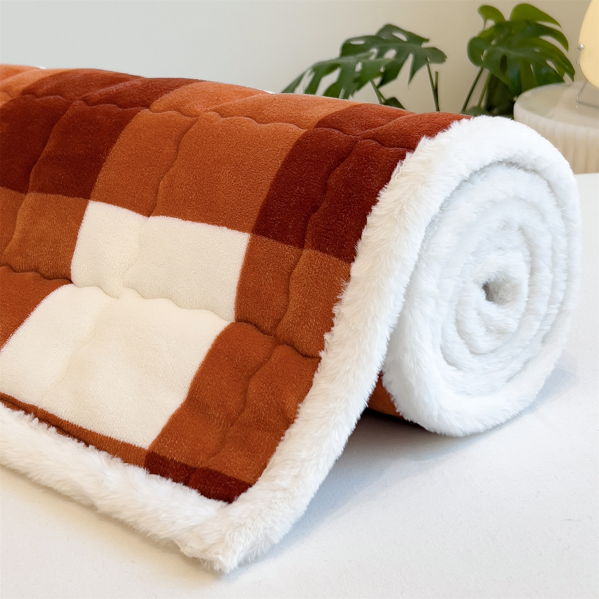 91家纺网 家纺一手货源 找家纺 迪梦思家纺 2025新款A类牛奶绒无印风格子床褥床护垫学生床垫--大床图 平铺款-咖雅格